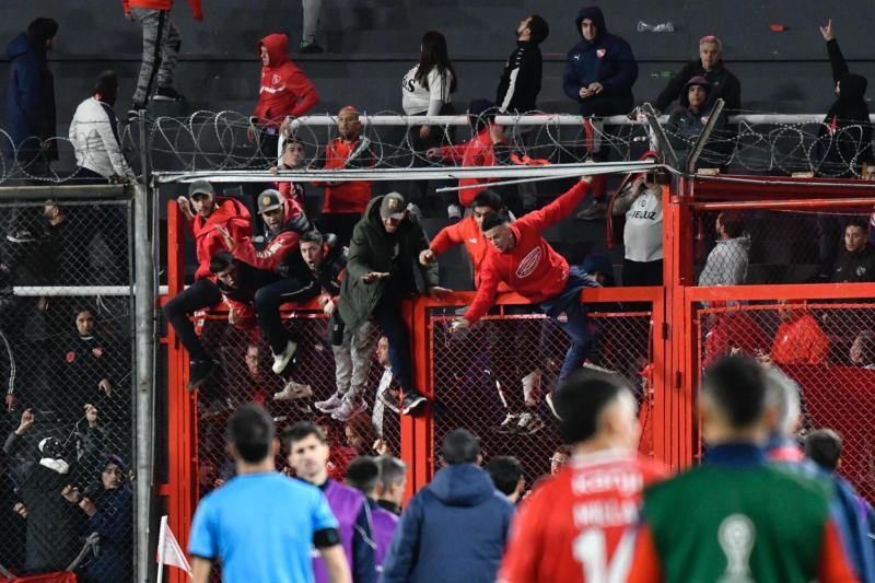 Brutales imágenes: hinchas de U. de Chile son atacados en Argentina
