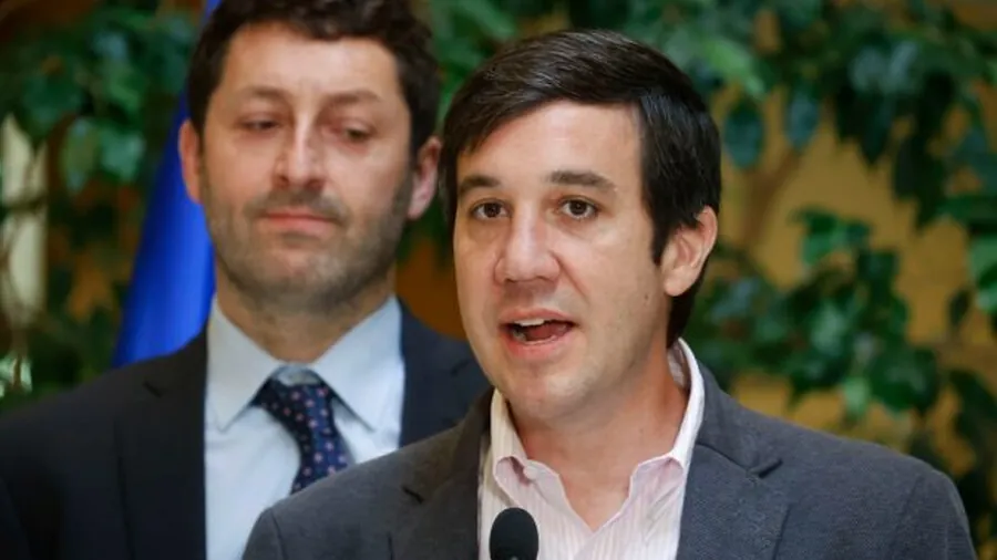 Ramírez (UDI) acusa a Kast (PR) de tratar a todos los trabajadores del sector público de parasitos