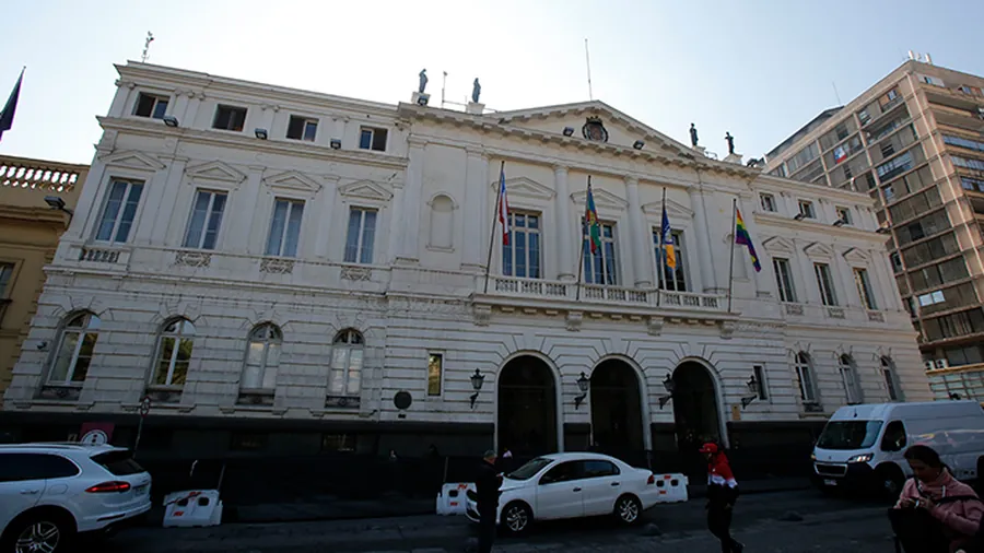 Escándalo en municipio de Santiago. Director de seguridad ha recibido más de 16 millones en horas extras